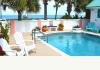Island Cottage Oceanfront Boutique Inn: Island Cottage Pool looking towards the Ocean