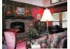 The Apple Dumpling Bed & Breakfast: Lobby living room fireplace