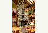 Snowy Owl Inn: Fireplace