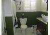 Southern Charm Bed and Breakfast: Green bathroom