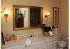 Southern Charm Bed and Breakfast: Gold  Bathroom
