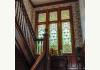 Honeybee Inn Bed and Breakfast : Stained glass window at turn of stairs.