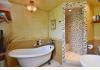 Beach Hideaway B&B: Luxurious Bathroom