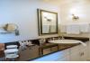 James Madison Inn: Bath vanity