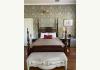 1912 Bed and Breakfast: Spring Rm bed
