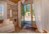 Charming Cottage in Hope Idaho: Bedroom opens to Outside