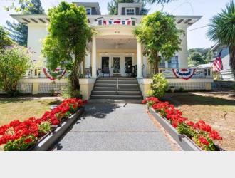Coos Bay Manor Bed & Breakfast